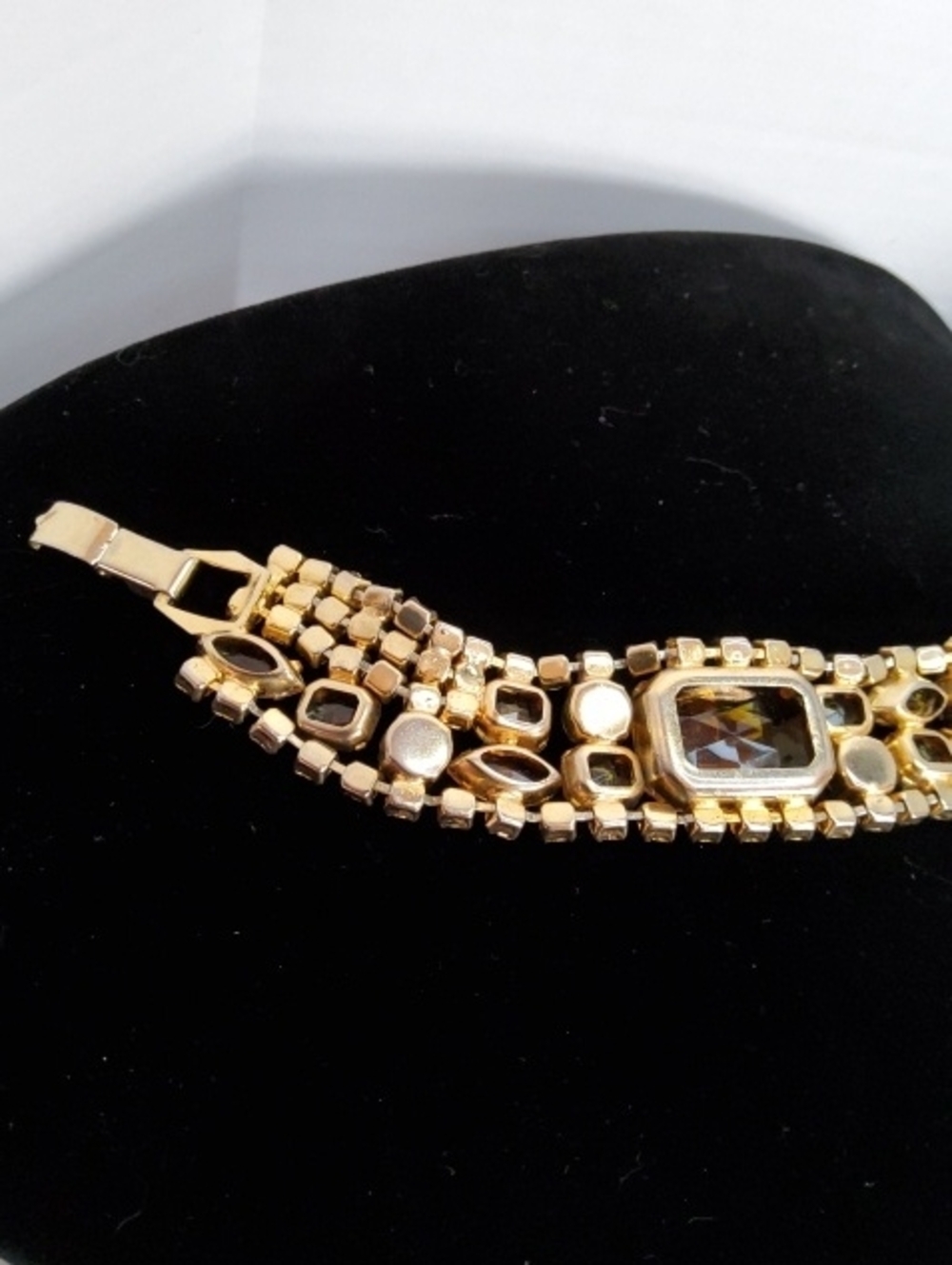 Vintage Goldtone Statement Bracelet. - Picture 5 of 8